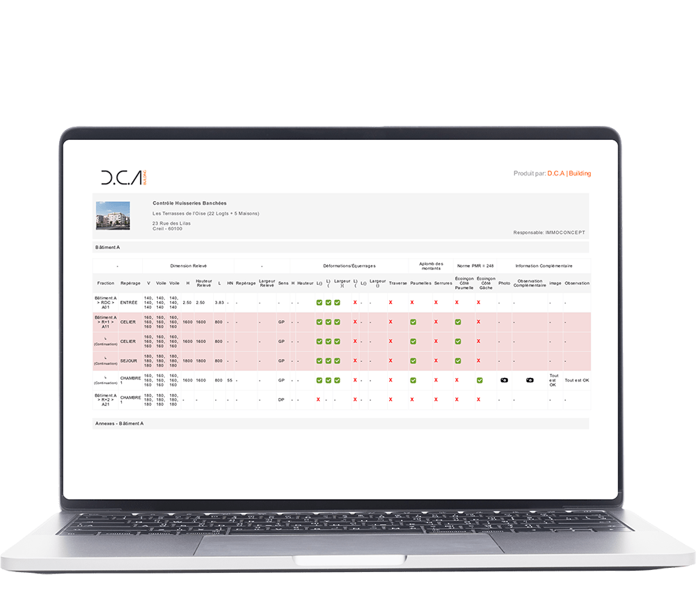 Ordinateur affichant une fiche de contrôle du module Contrôles et Planning du logiciel de suivi de chantier D.C.A Building, avec des lignes en rouge signalant des problèmes détectés lors du contrôle qualité.